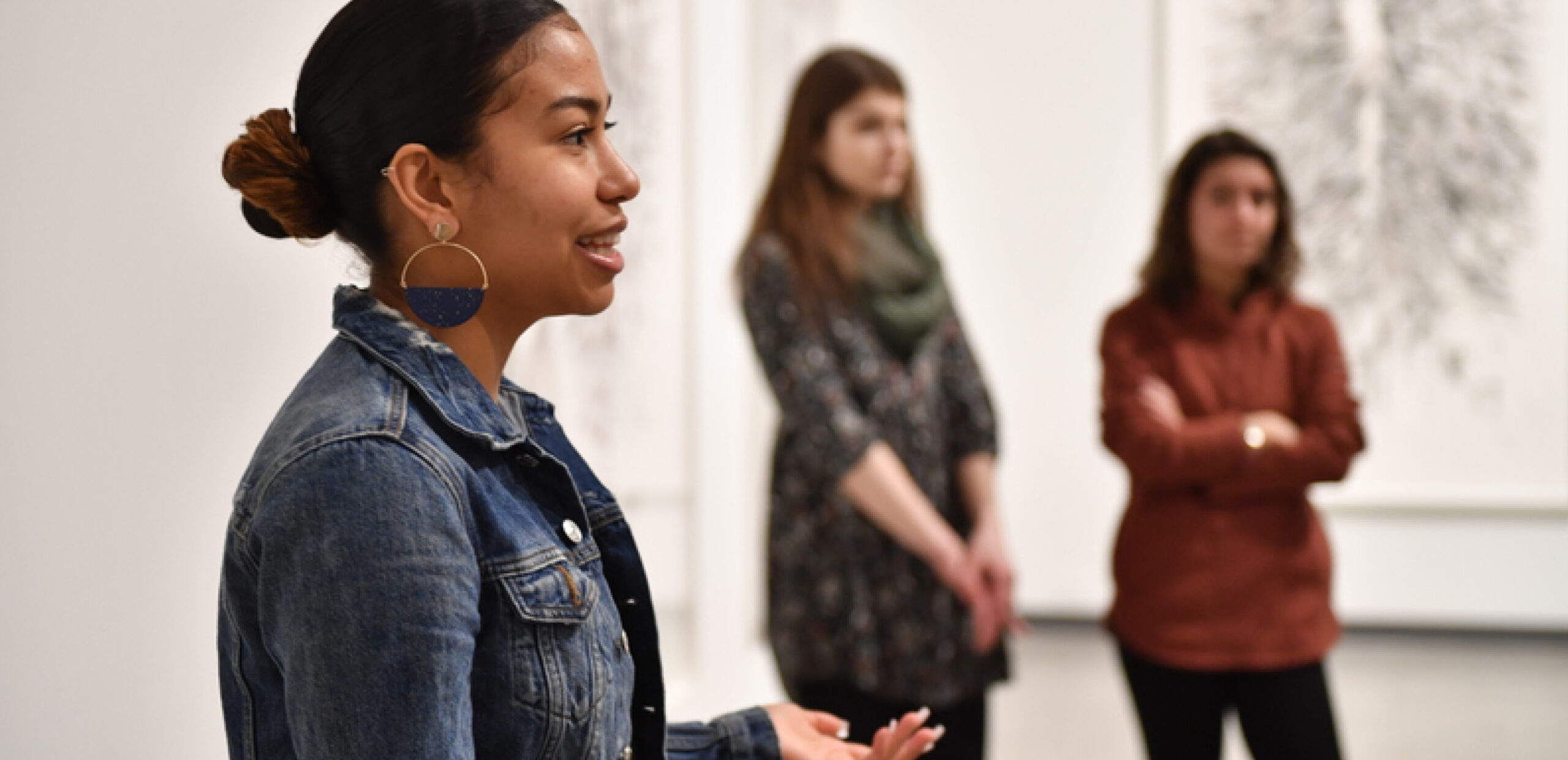 Student leads art museum tour