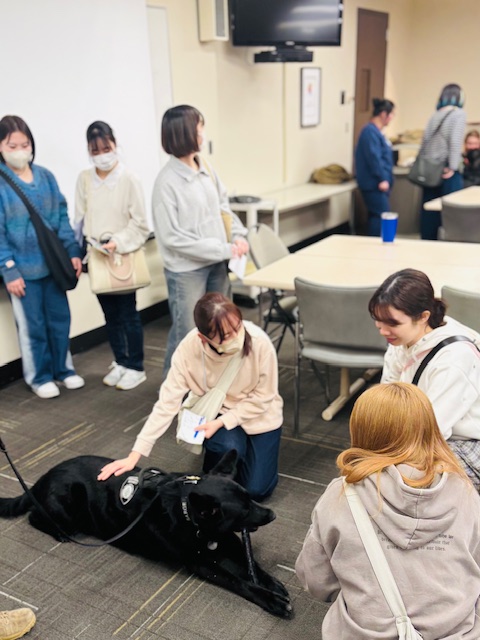 Iwate nursing students visit the Sacred Heart Medical Center in Spokane, WA; learning about the working dogs at the hospital.