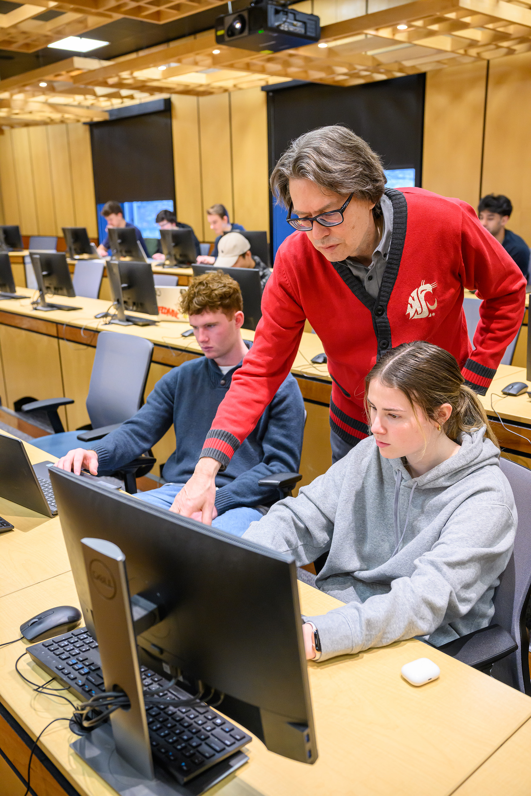 Joe Compeau gives a student guidance during a session of the MIS 426 “Emerging Topics” course.