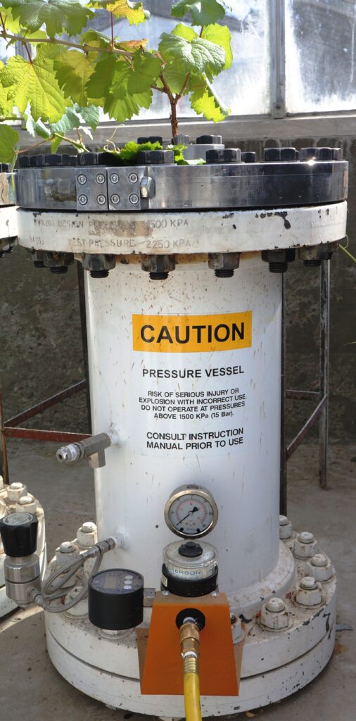 a piece of laboratory equipment that has a vine inside of it and a pressure gauge