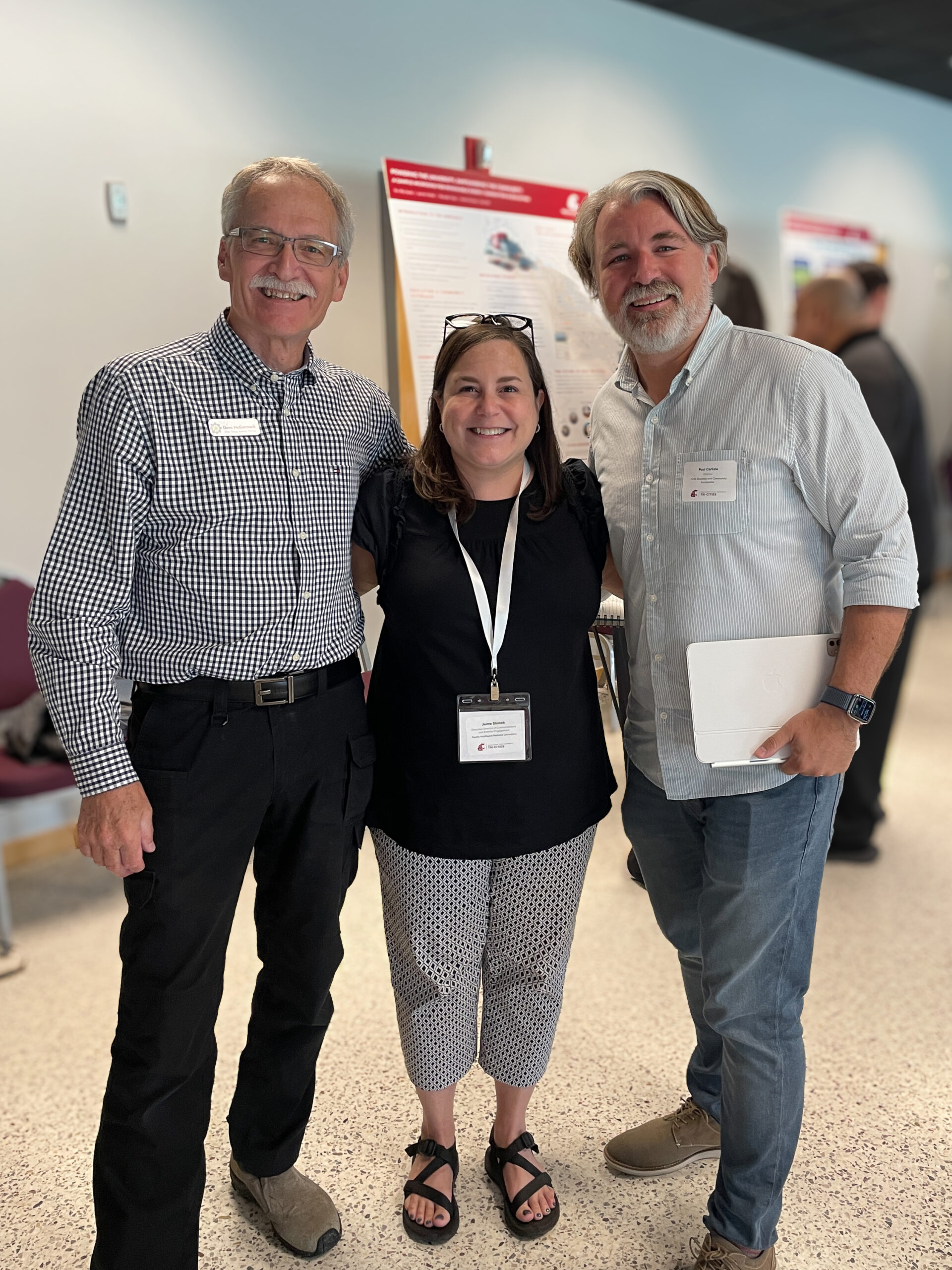 Jaime Shimek stands between Paul Carlisle and a guest. 