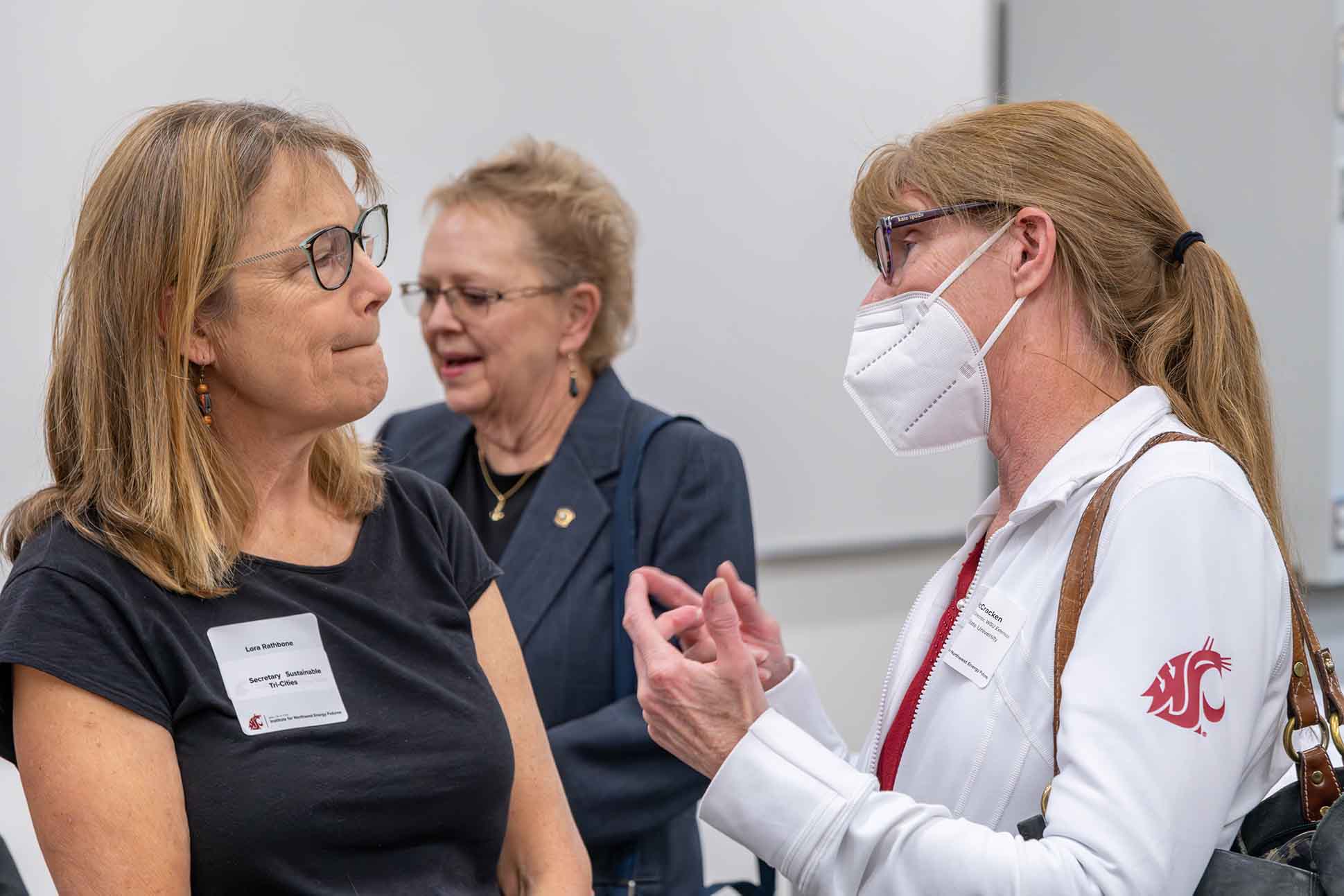Vicki McCracken, WSU Associate Dean and Director of Extension and Professor in the School of Economic Sciences. talking with Lora Rathbone, community member.