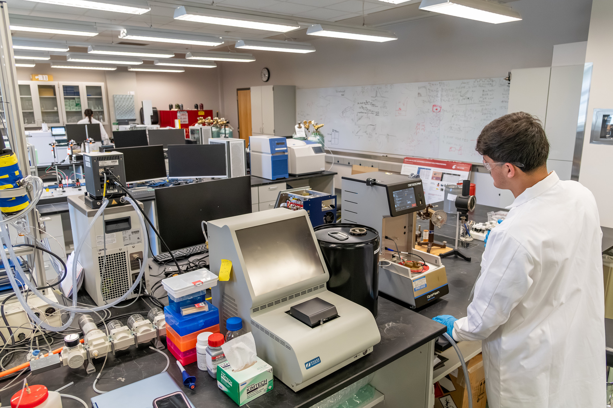 Wide shot of WSU Tri-Cities SOAR lab.