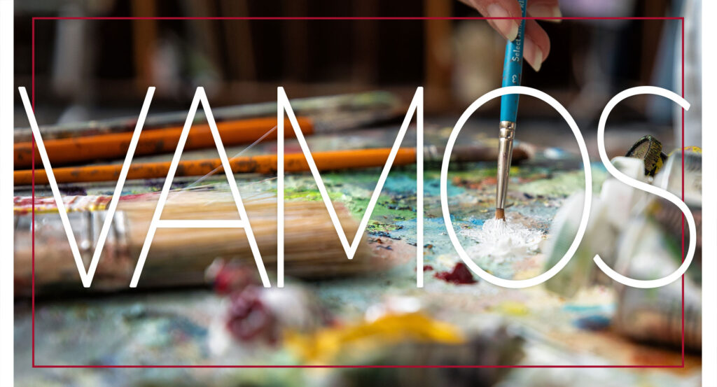 Texto VAMOS sobre una paleta de pintura con tubos de pintura y pinceles.
