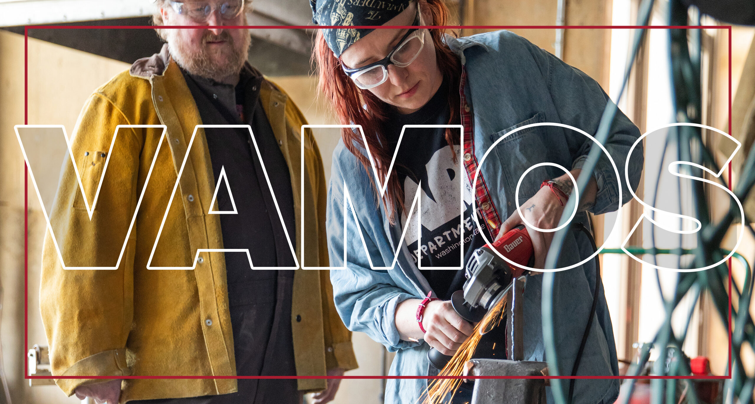 Texto grande que dice “Vamos” superpuesto a una persona con una camisa de trabajo azul y una bandana, que está limando un metal creando un rocío de chispas, y otra persona mirando.