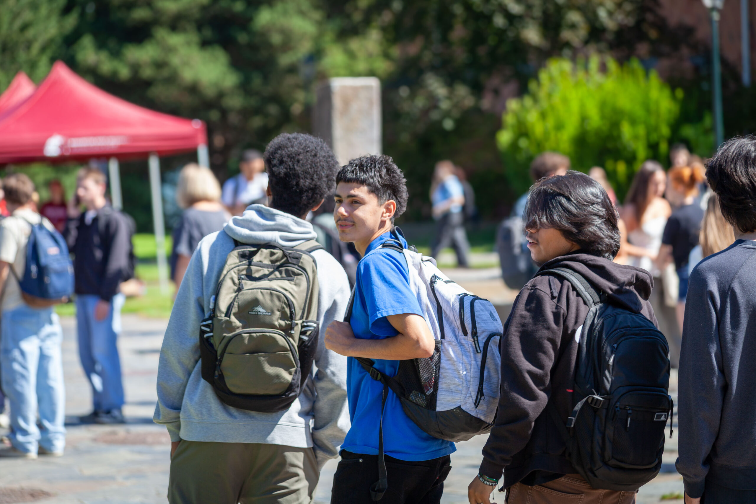A WSU Vancouver tour guide leading a group of prospective students and families outdoors