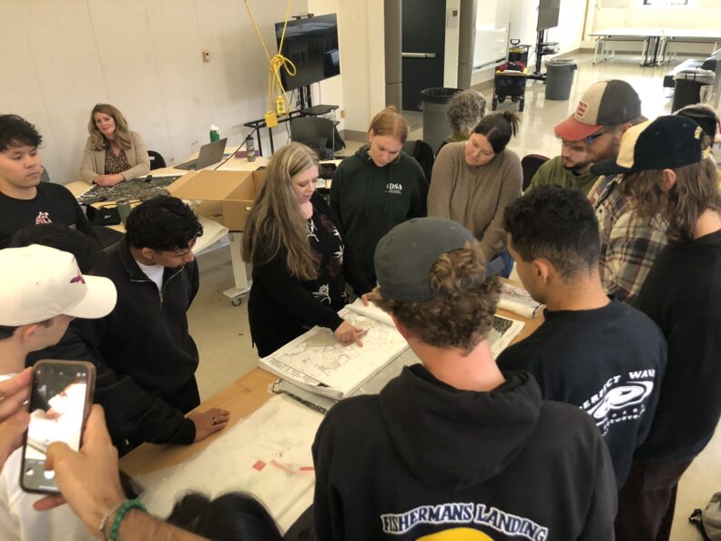 Students in conversation with alum Andrea Barnes, class of ’98.