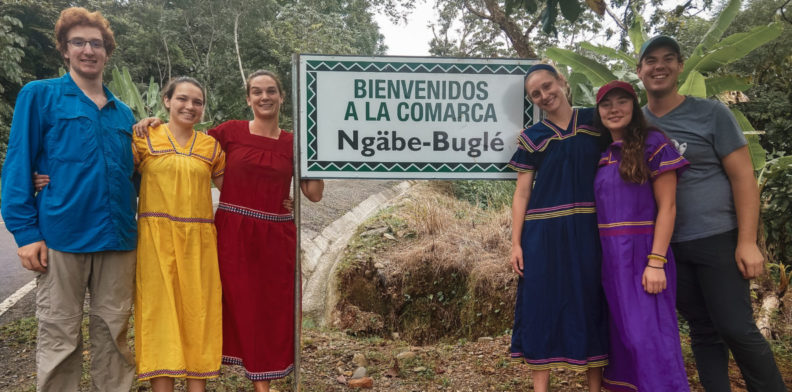 EWB Students standing by sign that reads Bienvenidos a la Commarca Ngäbe-Buglé.