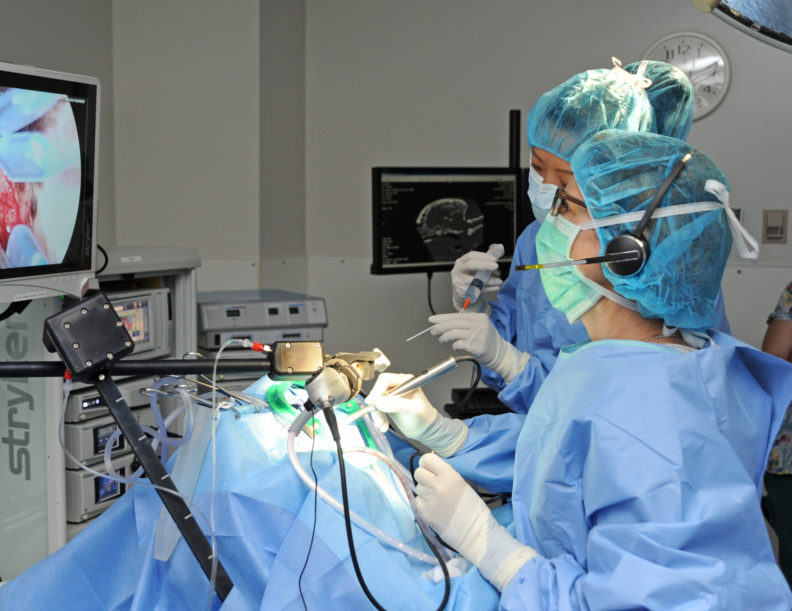 Tina Owen and Annie Chen-Allen performing surgery