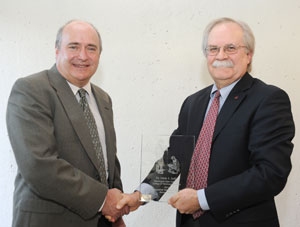 Dr. Mark Jutila receiving award with College of Veterinary Medicine Dean Bryan Slinker.