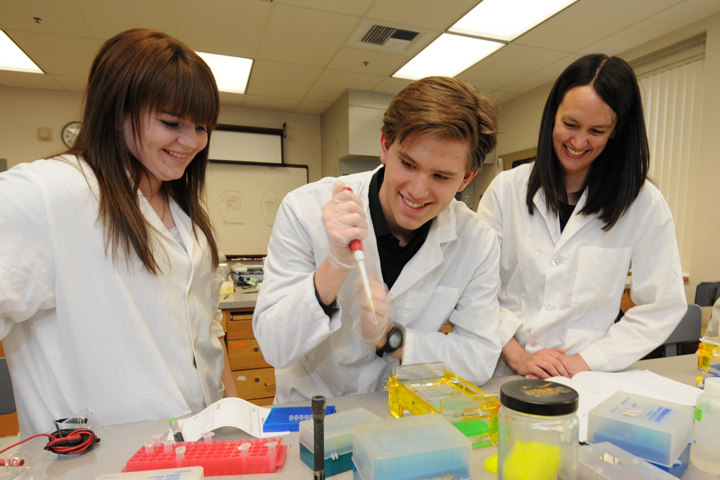 (l-r) Students Amy Nusbaum and James Bonner with Julie Stanton, clinical assistant professor in the School of Molecular Biosciences.