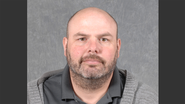 Kurt in the photo studio with a gray background.