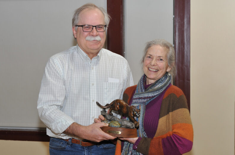 Dr. Slinker presenting a Cougar statue to Dr. Potter.