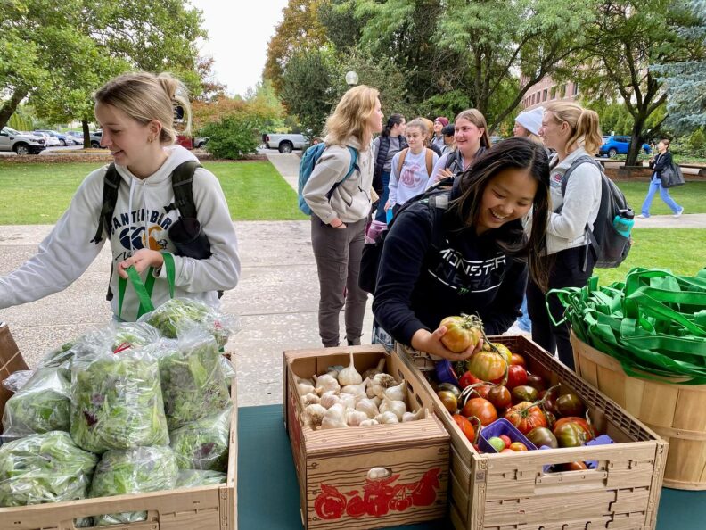 Students getting fresh veggies 