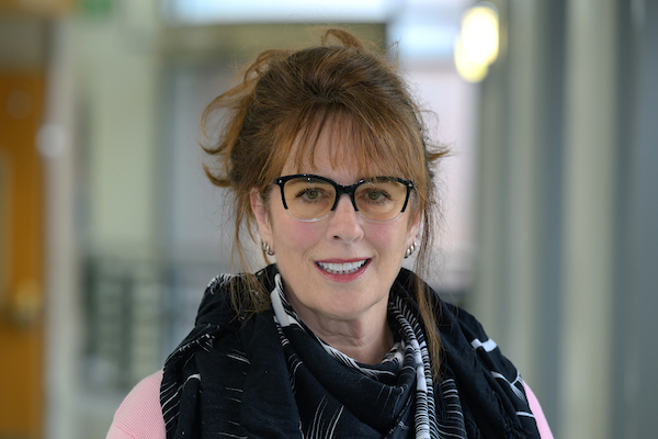 Professsional headshot of Mimi.