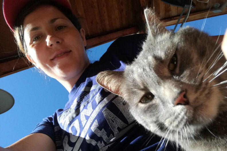 Valentina Dazio and cat selfie.