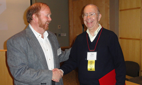 Jim Petersen shaking Thomas Graedel's hand.