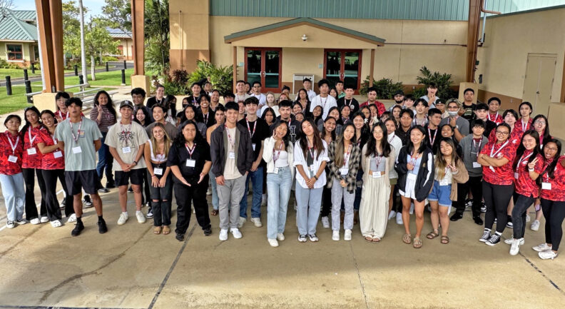 Group photo of students at Hawai‘i New Coug Orientation