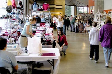 Image of the interior o\\passageway of Beasley, filled with Craft Fair attendees