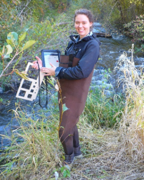 Geologist presenting equipment in the field. 