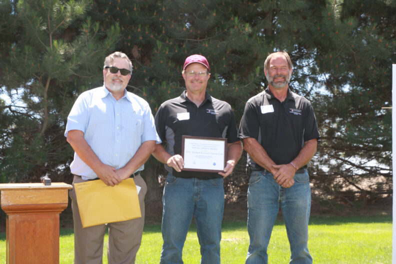 Bruce Sauer and Brian Fode receiving an award.
