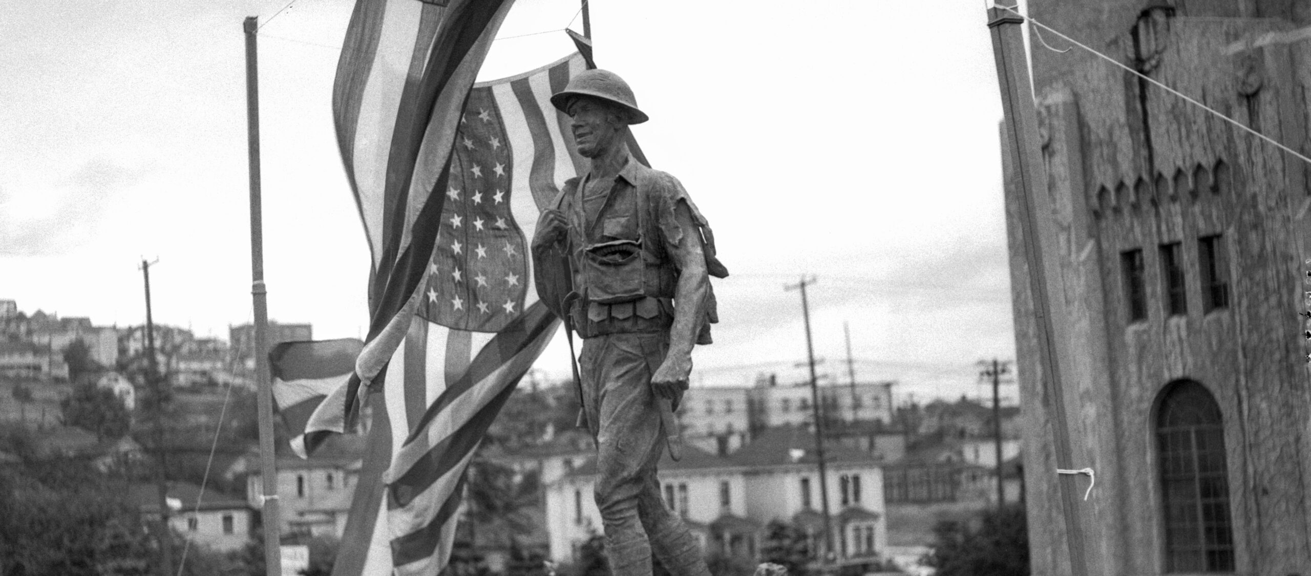 Bronze statue of a World War I soldier